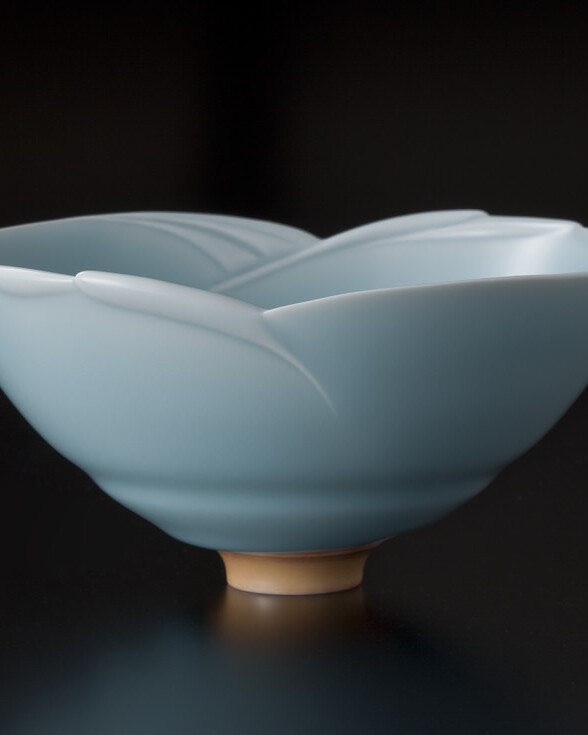 青磁堆磁線文盌