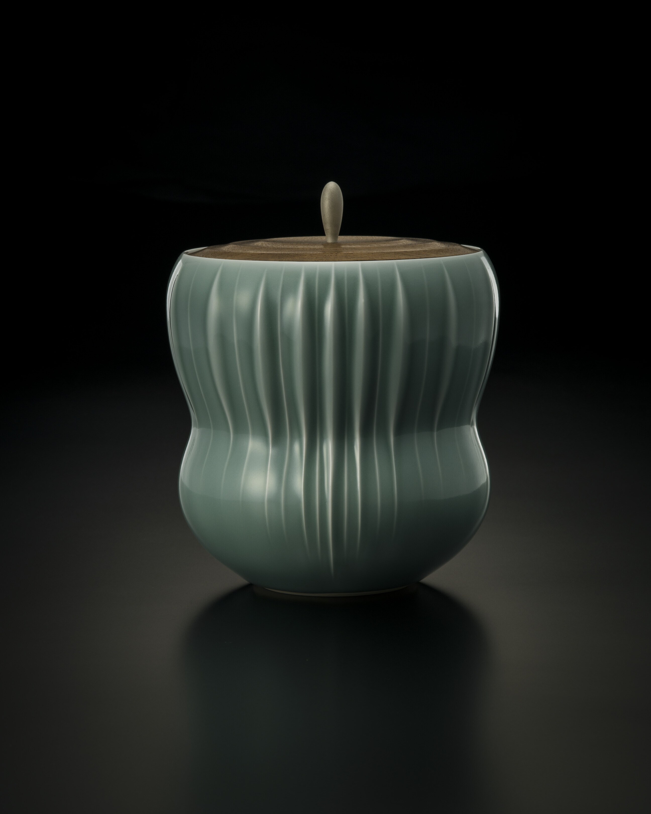 青磁堆磁線文水指