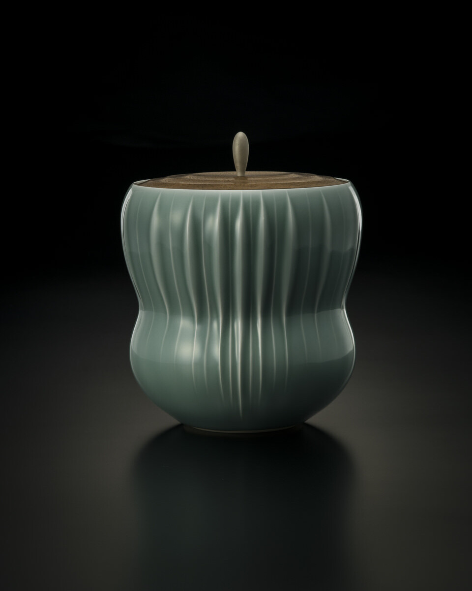 青磁堆磁線文水指