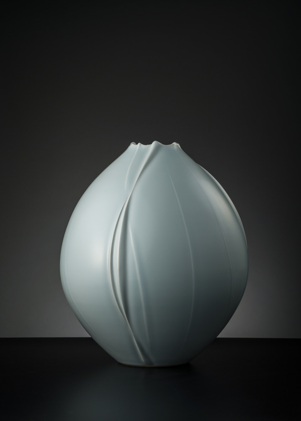 青磁堆磁線文壷