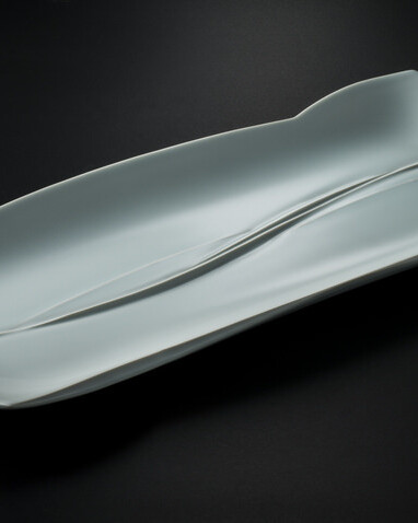 青磁堆磁線文長皿