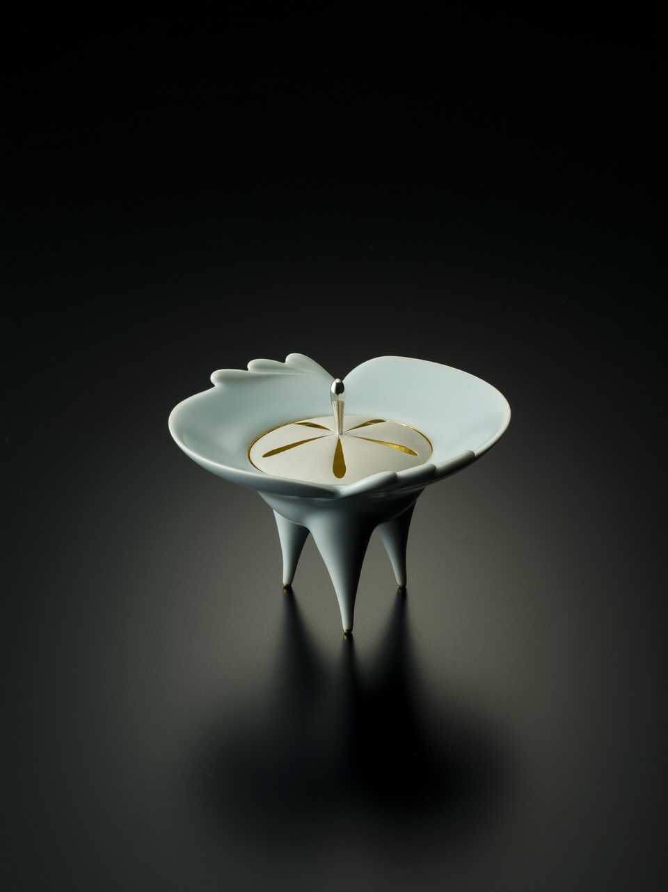 青磁堆磁線文香炉