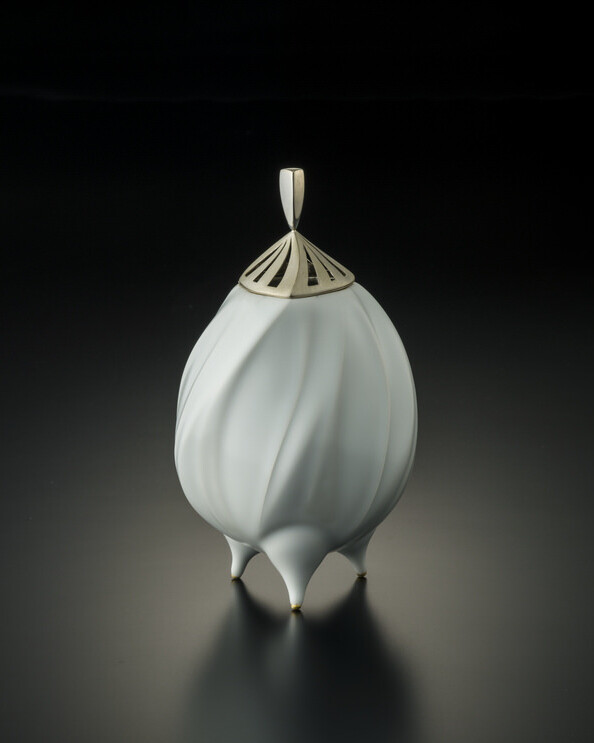 白磁堆磁線文香炉