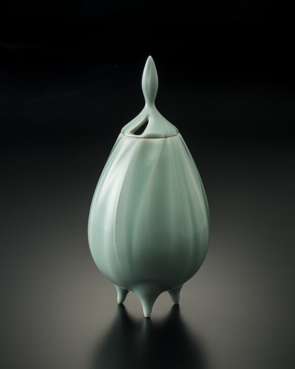 青磁堆磁線文香炉