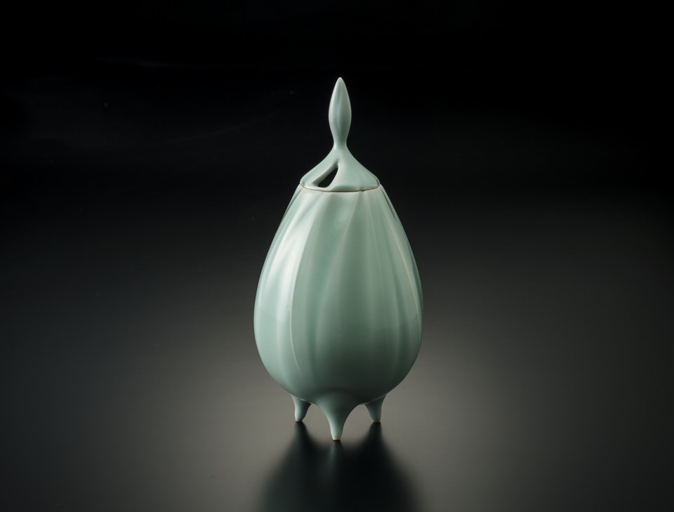 青磁堆磁線文香炉