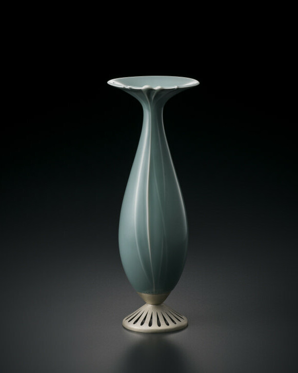 青磁堆磁線文瓶