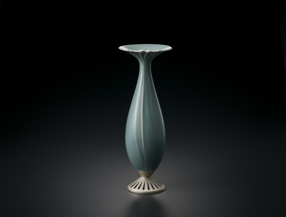 青磁堆磁線文瓶